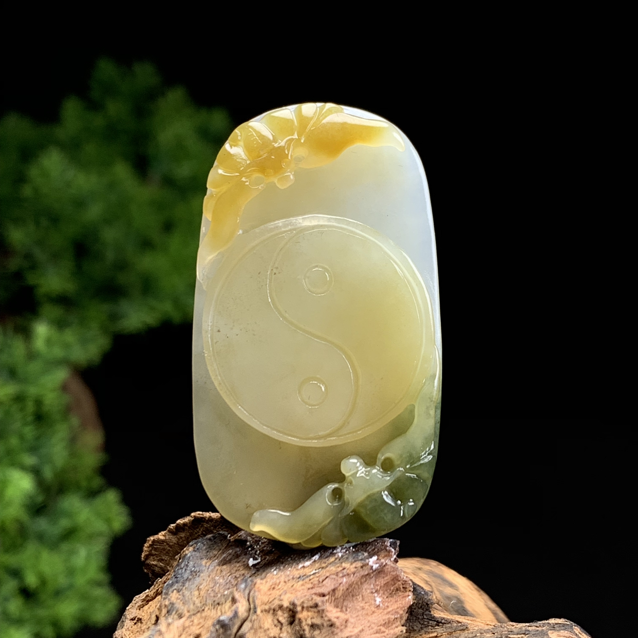 天然新疆和田玉三色扭转乾坤吊坠尺寸47*26*6重量12克