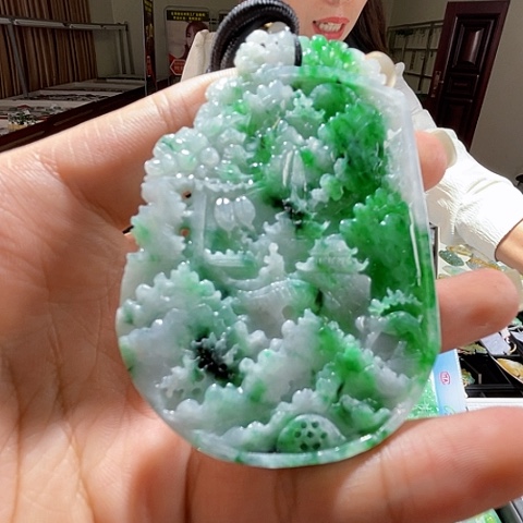 翡翠未镶嵌颈饰一个