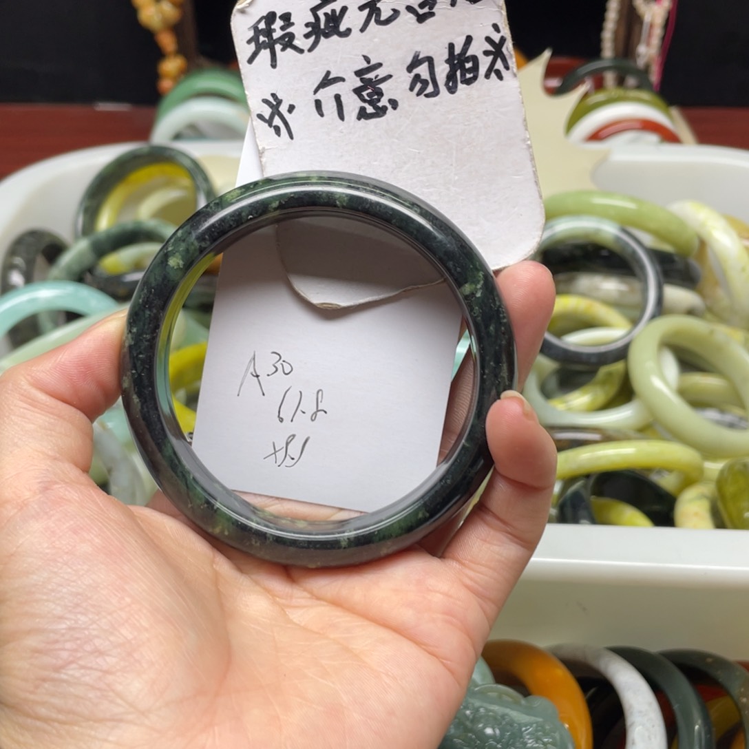 蛇纹石玉手镯未镶嵌