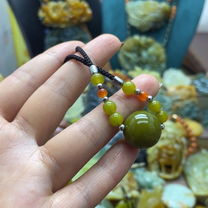 蛇纹石玉未镶嵌颈饰