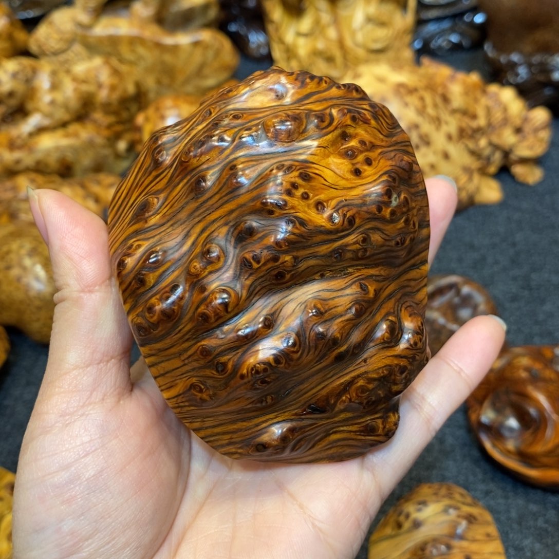 柏木（崖柏）用****。太行精品陈化黑金独留手把件