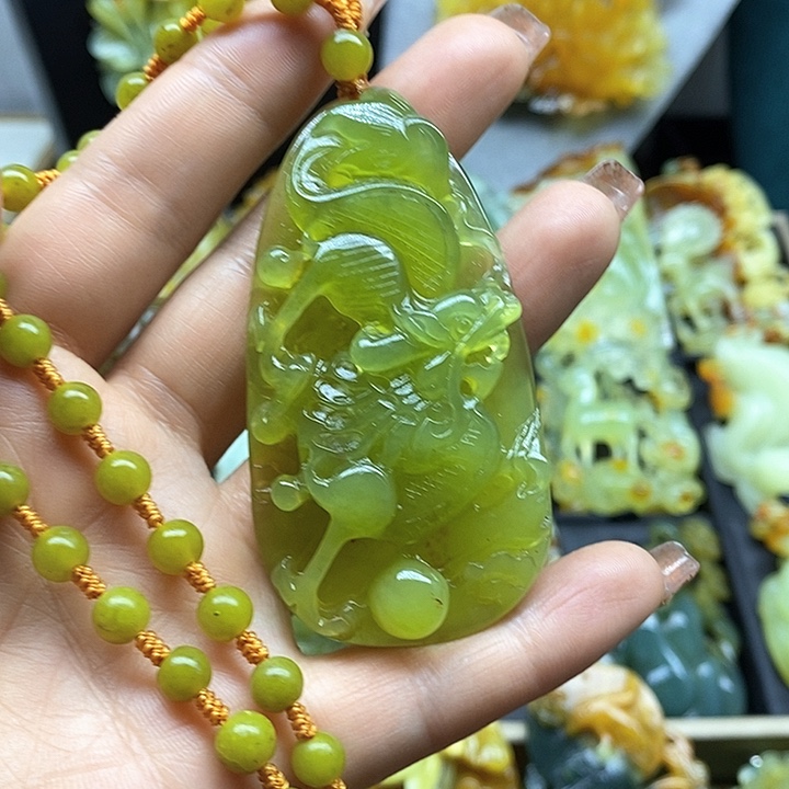 蛇纹石玉挂件未镶嵌