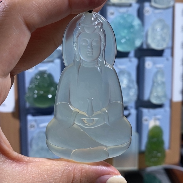 胡***宝岫玉未镶嵌颈饰吊坠