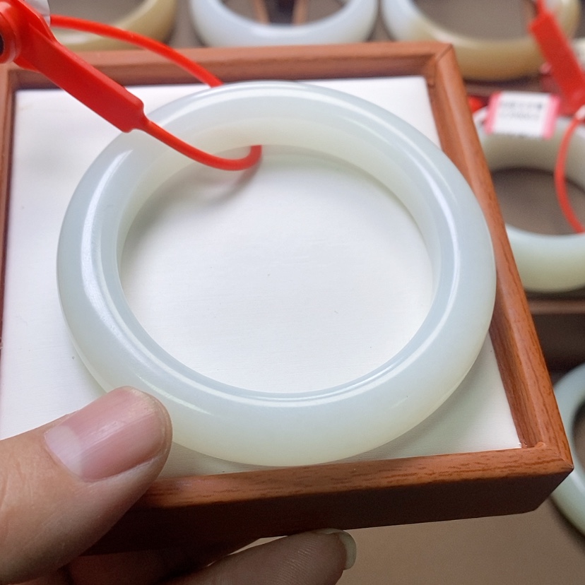 【闪购商品】未镶嵌手镯和田玉晴**里