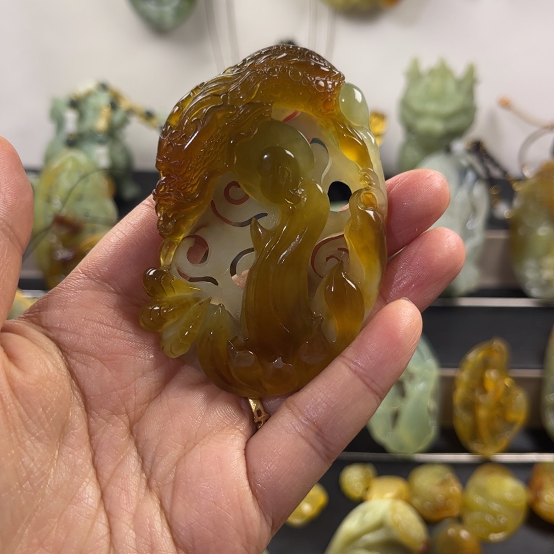 ****待蛇纹石玉未镶嵌颈饰