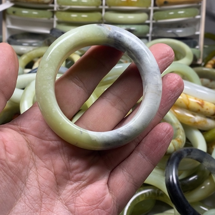 蛇纹石玉手镯未镶嵌