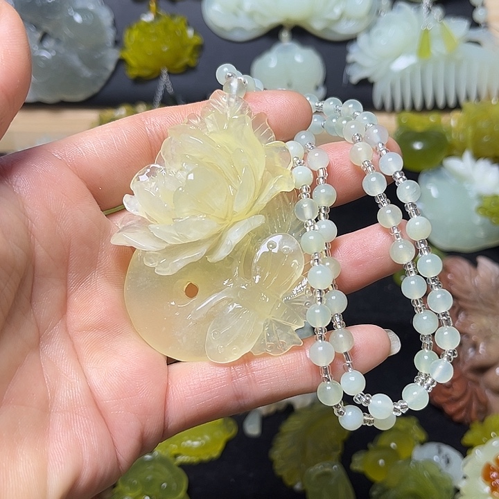 芳***华蛇纹石玉未镶嵌颈饰