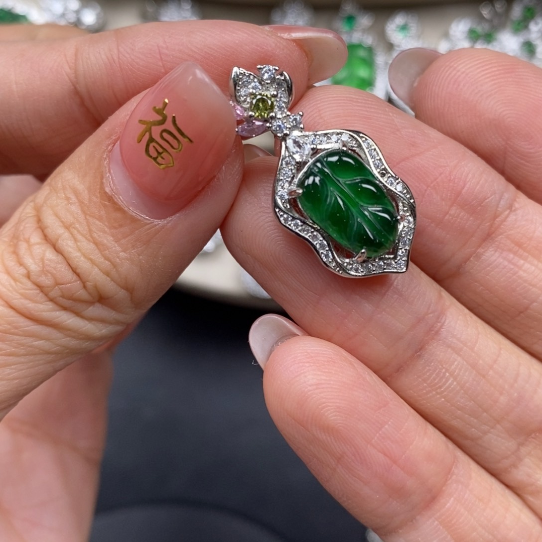 翡翠颈饰未镶嵌翡翠