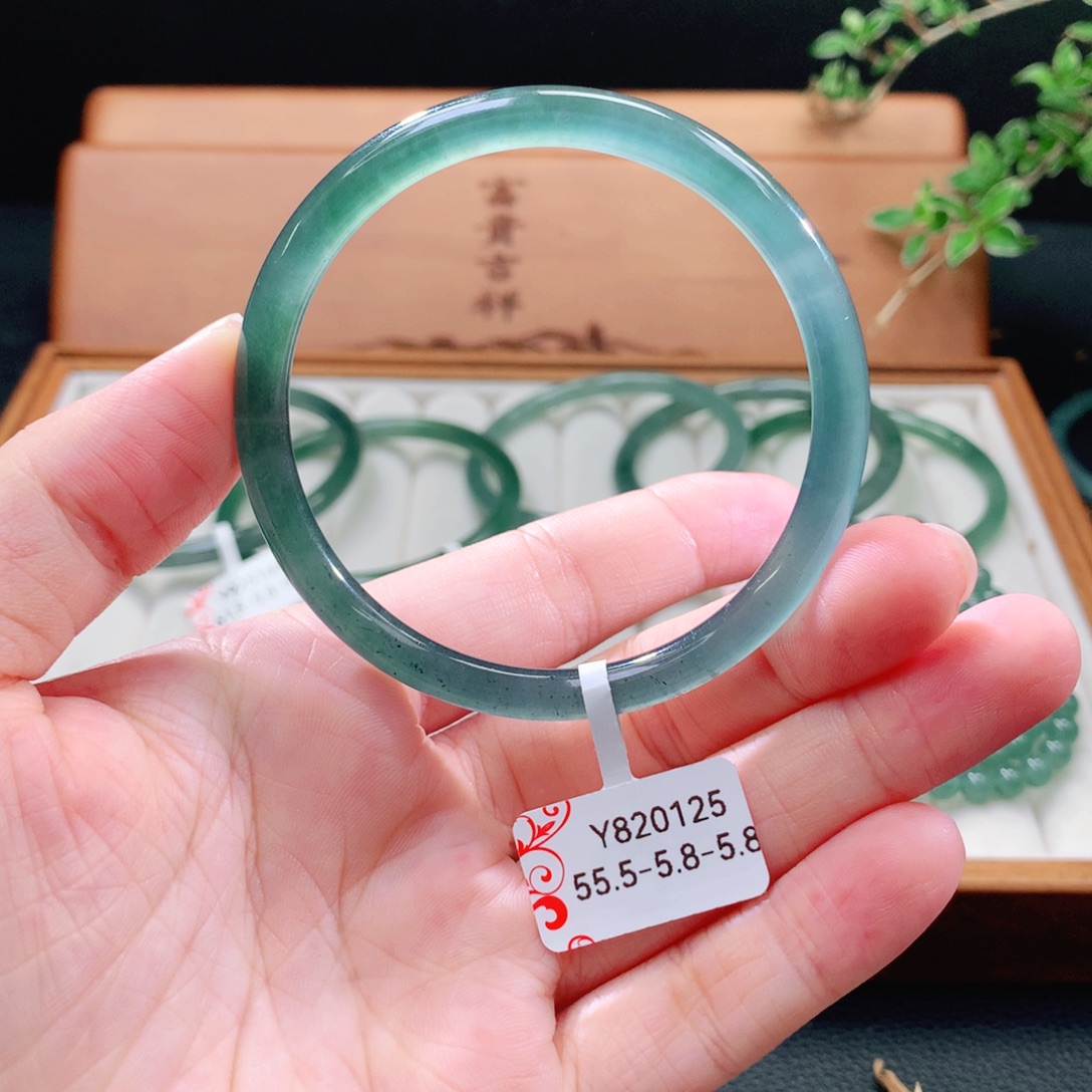 未镶嵌手镯（圆镯）翡翠