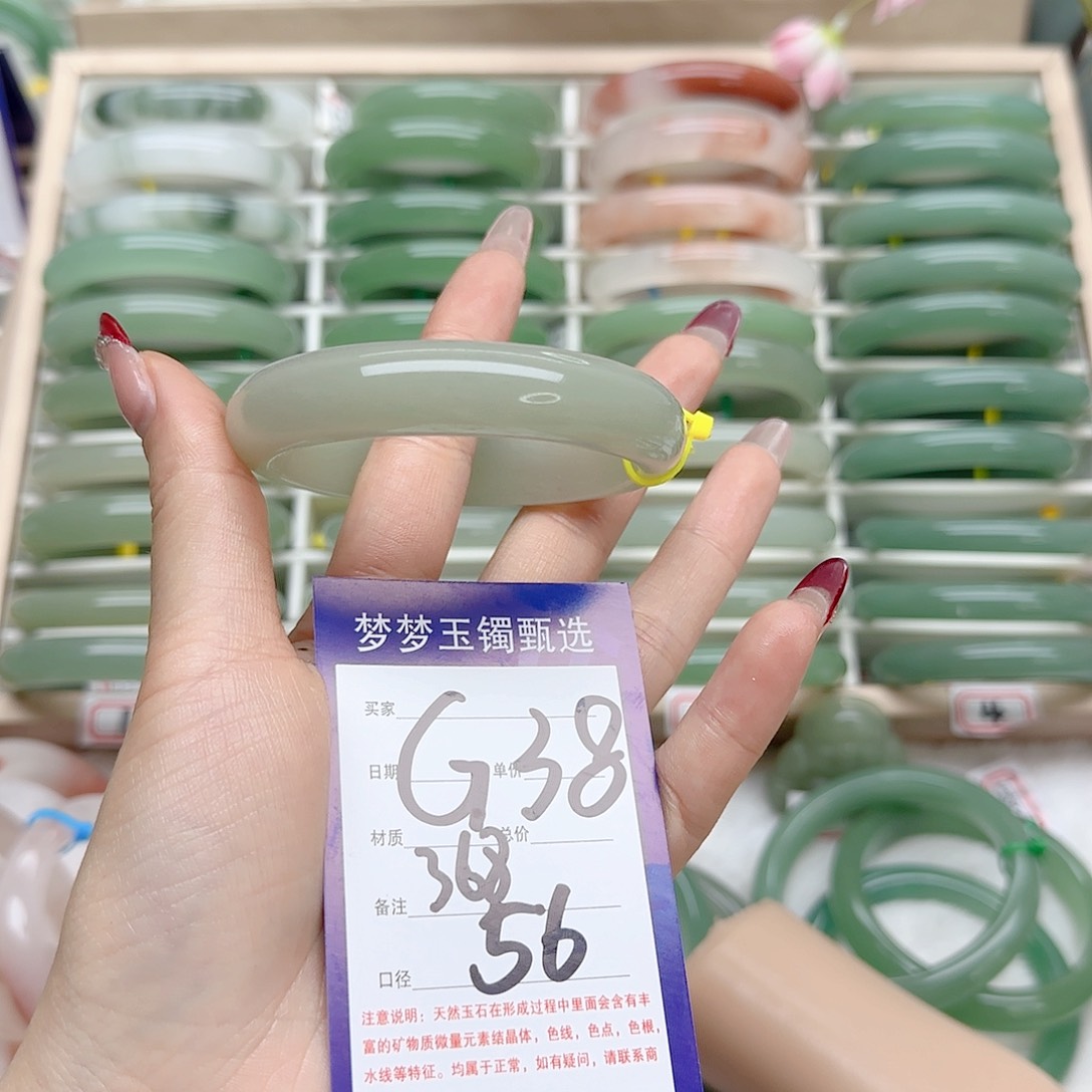 石英质玉手镯未镶嵌?