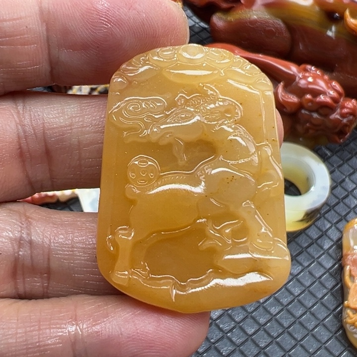 石英质玉（黄龙玉）颈饰合金