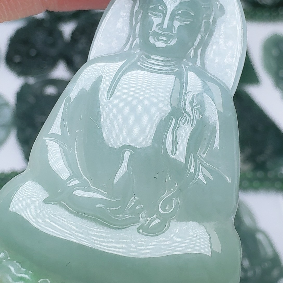 翡翠未镶嵌颈饰多样性发其一