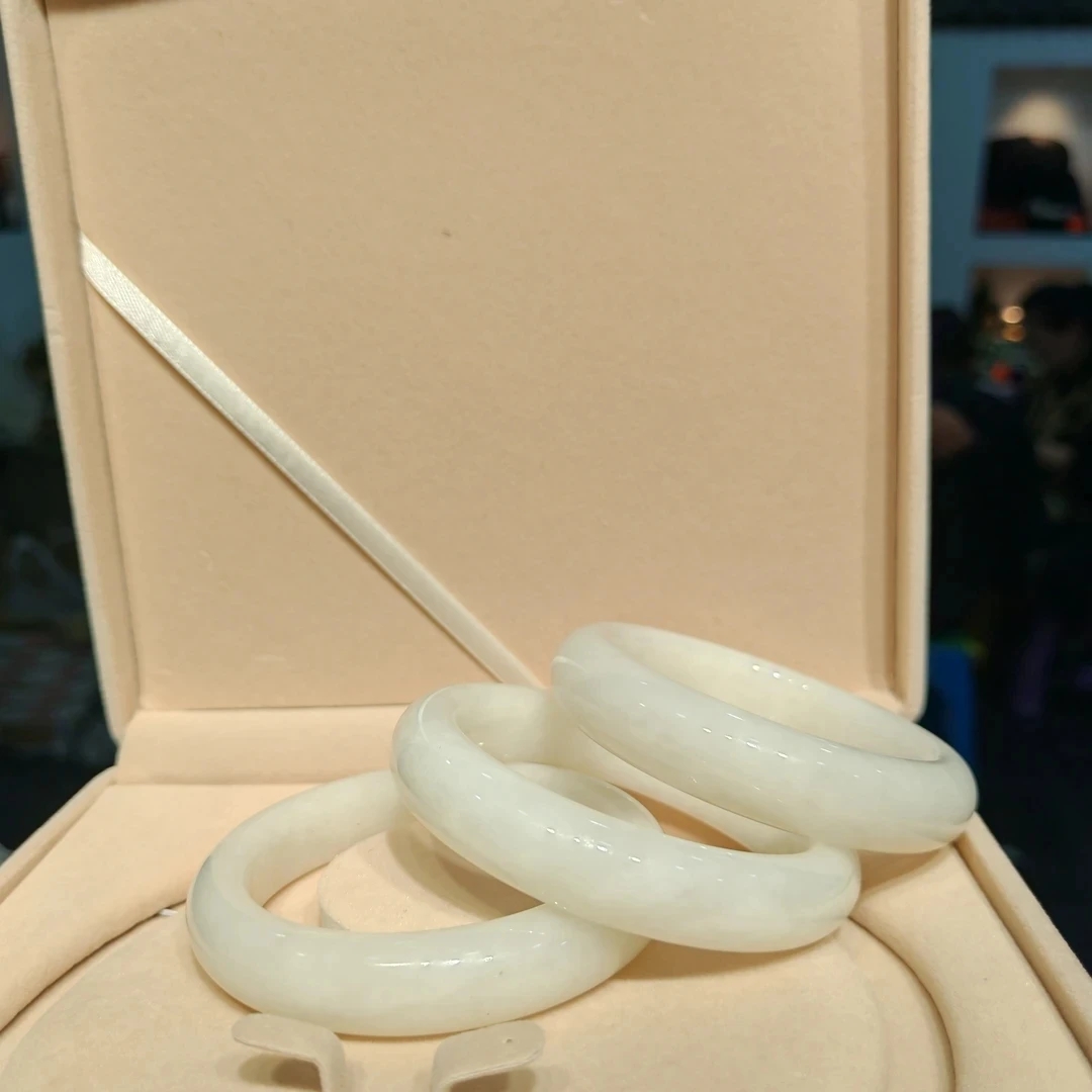 和田玉精美白色手镯（随机发货，其中一个）