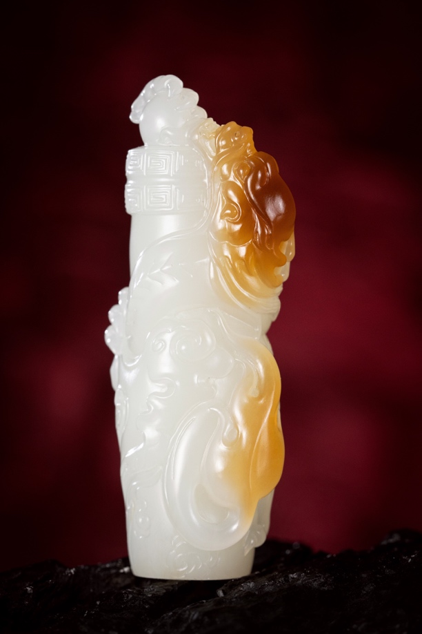 新疆和田玉且末金山糖白俏色巧雕作品：盘龙柱
