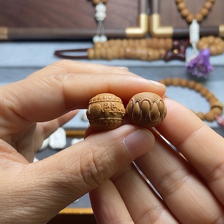 手串桃核予*六字。吞噬