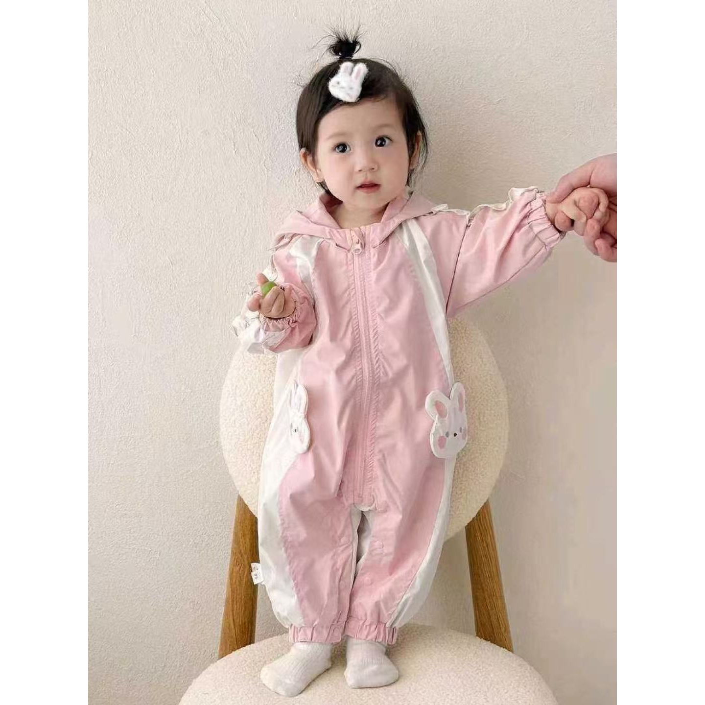 婴儿衣服秋装冲锋连体衣小月龄女宝宝满月洋气防风外出爬爬服