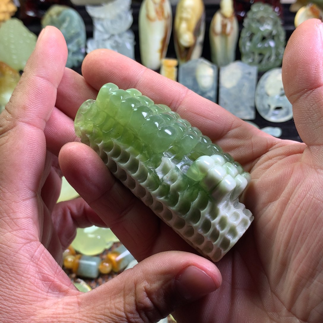 岫玉手把件未镶嵌盛**年