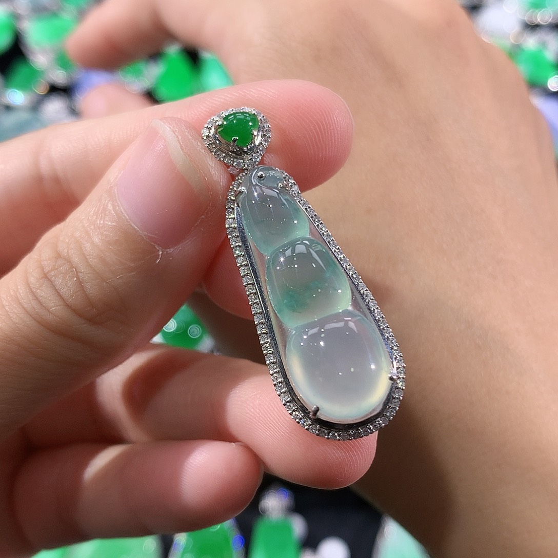 翡翠18K金镶嵌颈饰