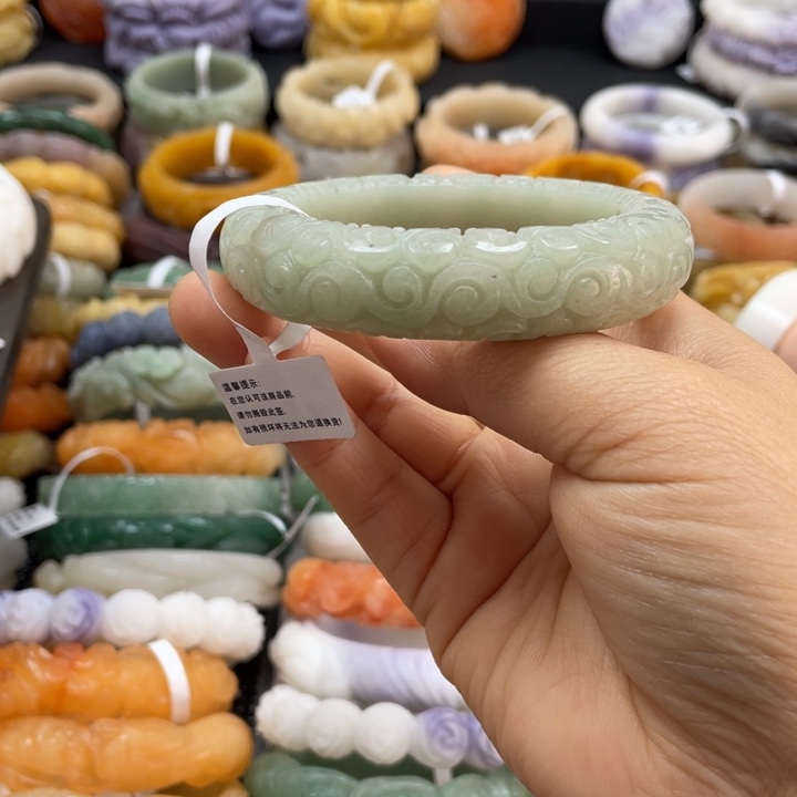 布***袋石英质玉未镶嵌手镯