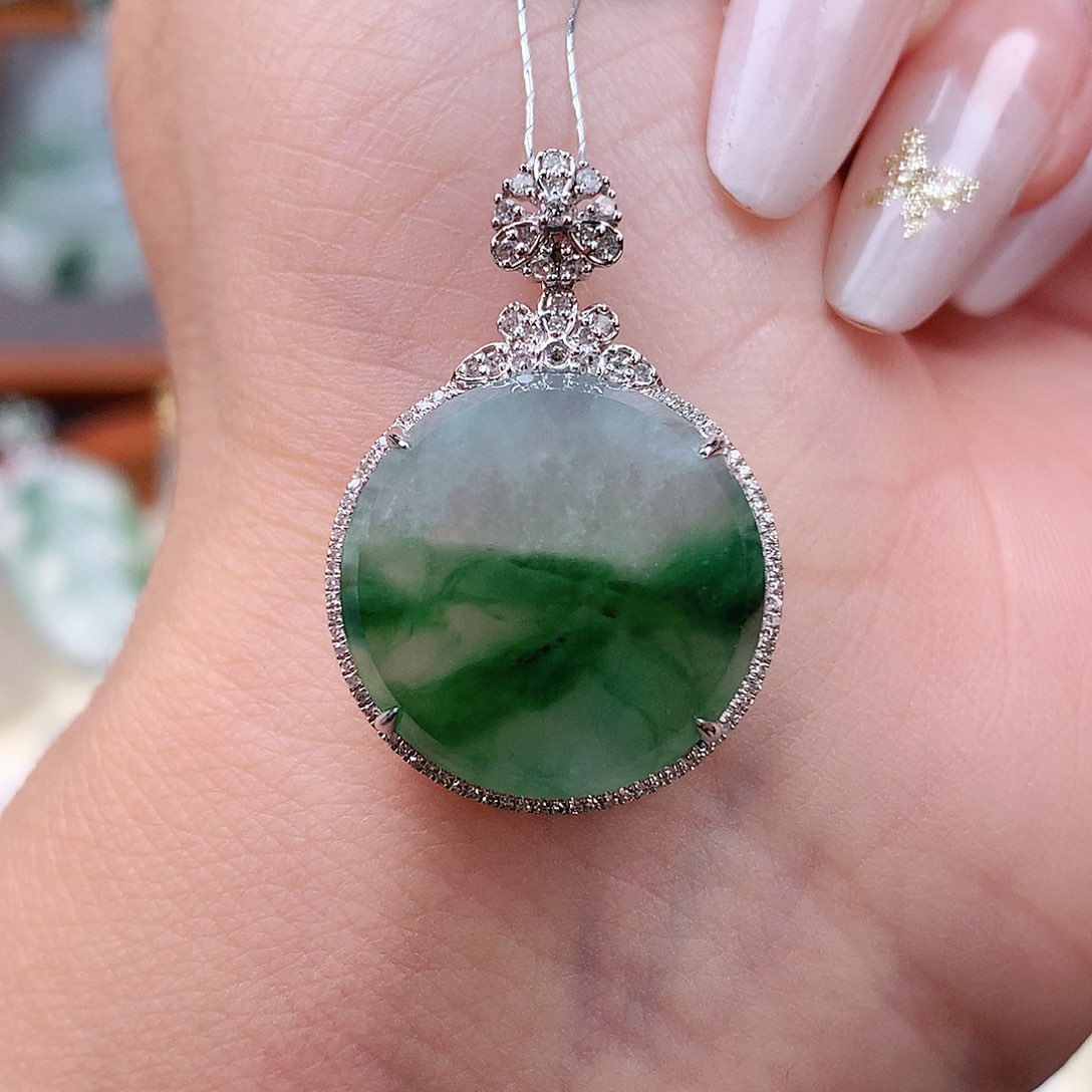 颈饰18K金镶嵌翡翠圆牌