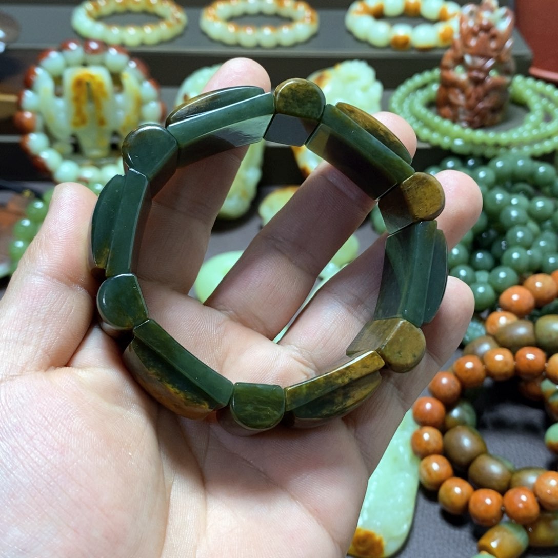 岫岩河磨玉（透闪石质玉）手牌未镶嵌百**君