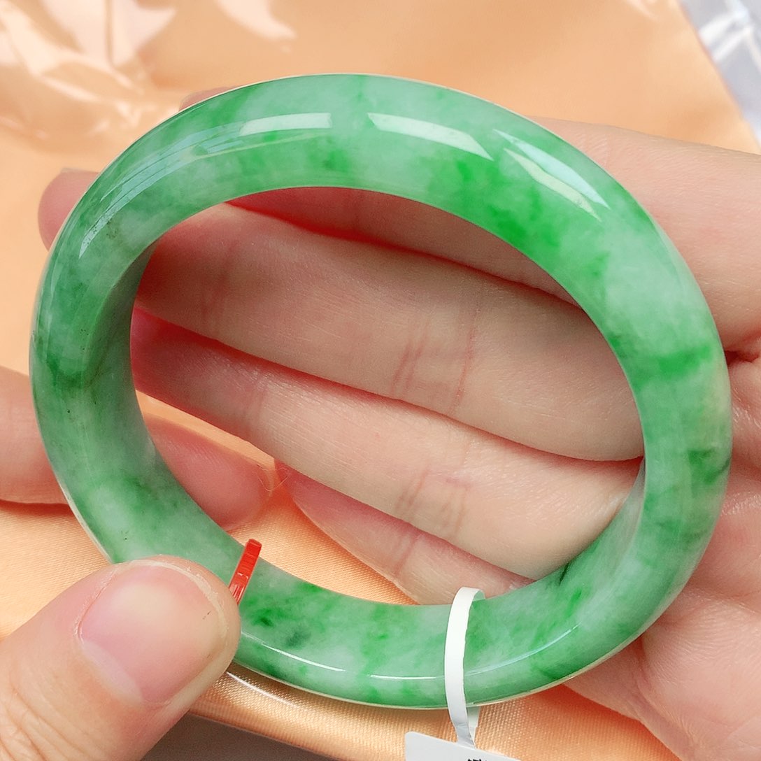 翡翠手镯未镶嵌抖音818