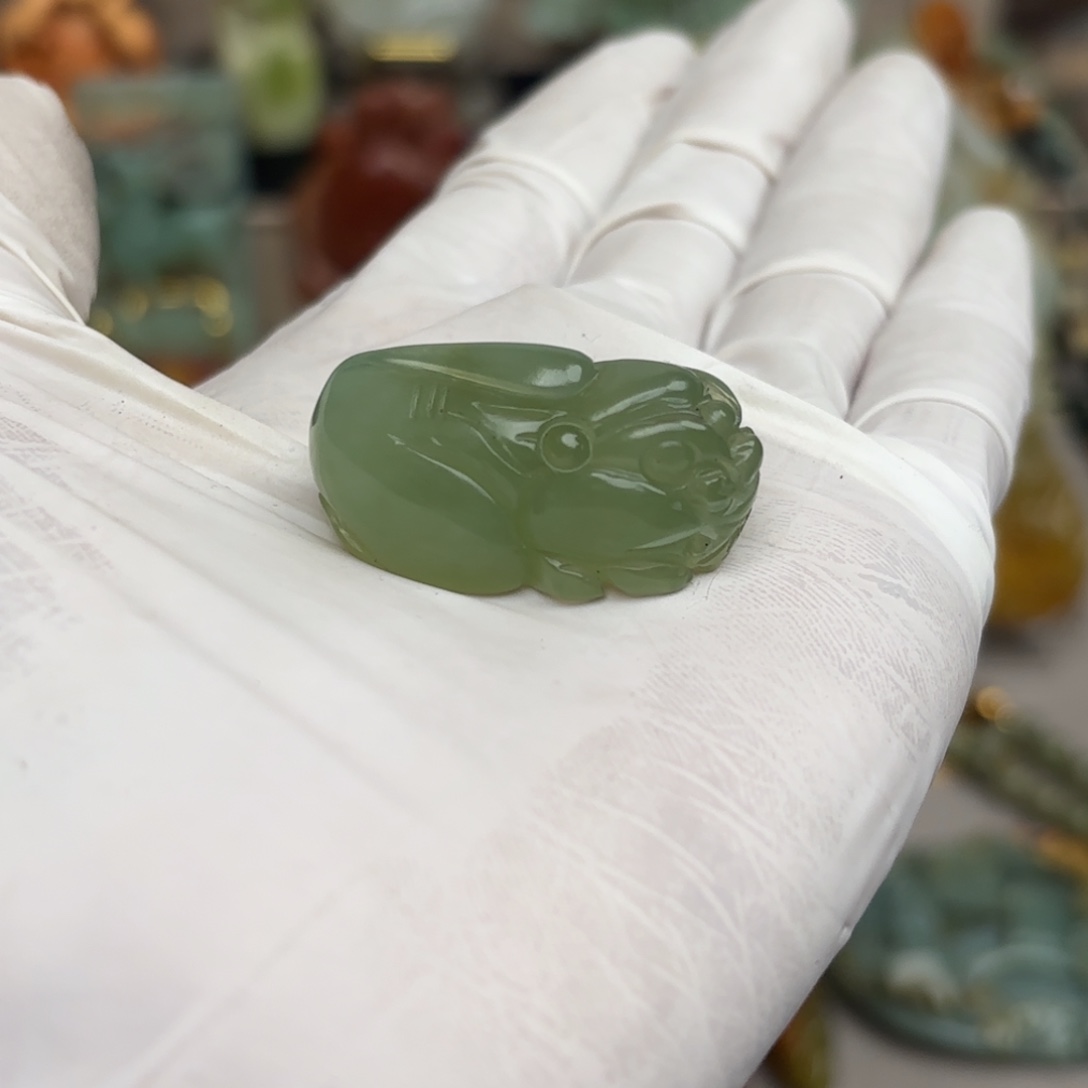 蛇纹石玉颈饰未镶嵌