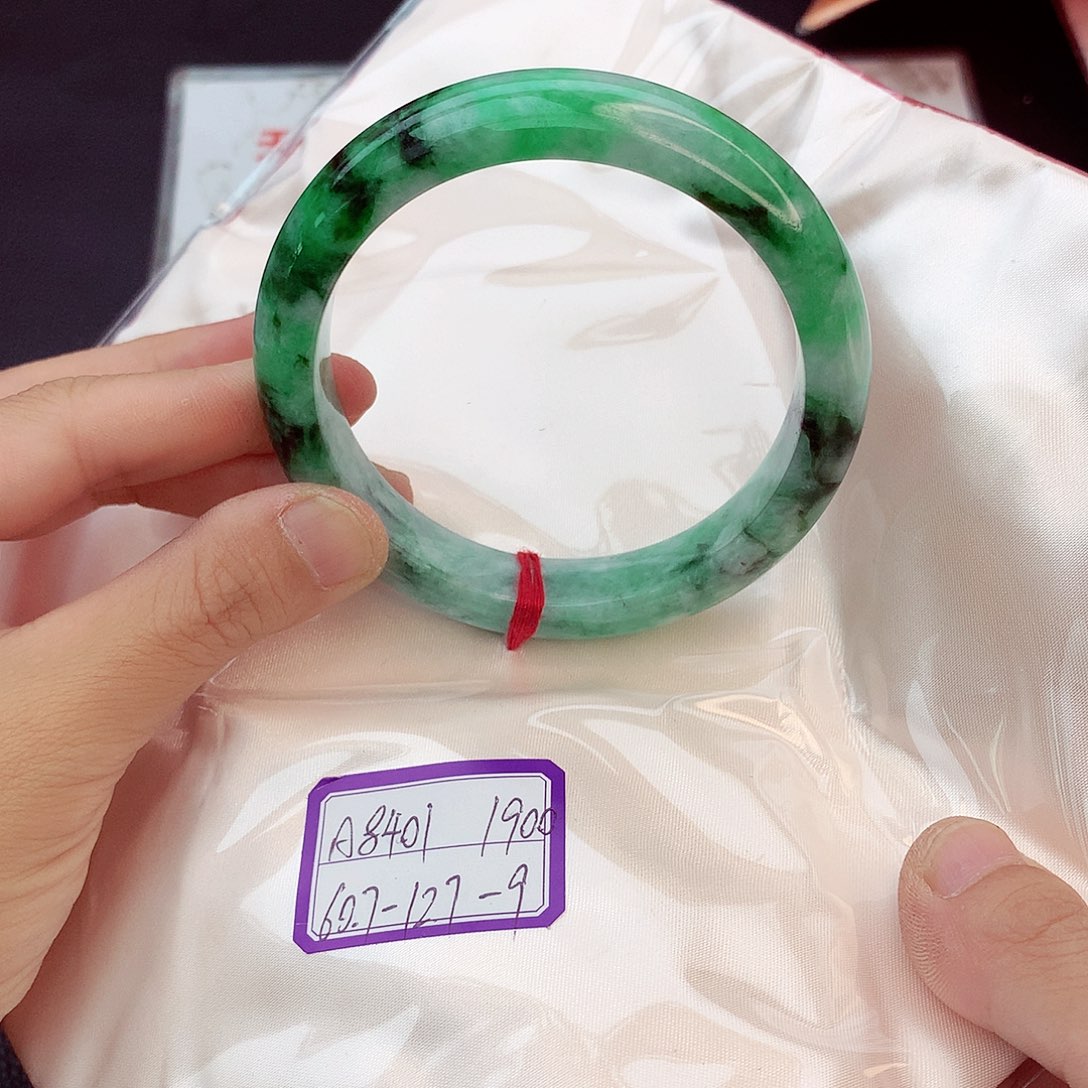 翡翠手镯未镶嵌翡翠