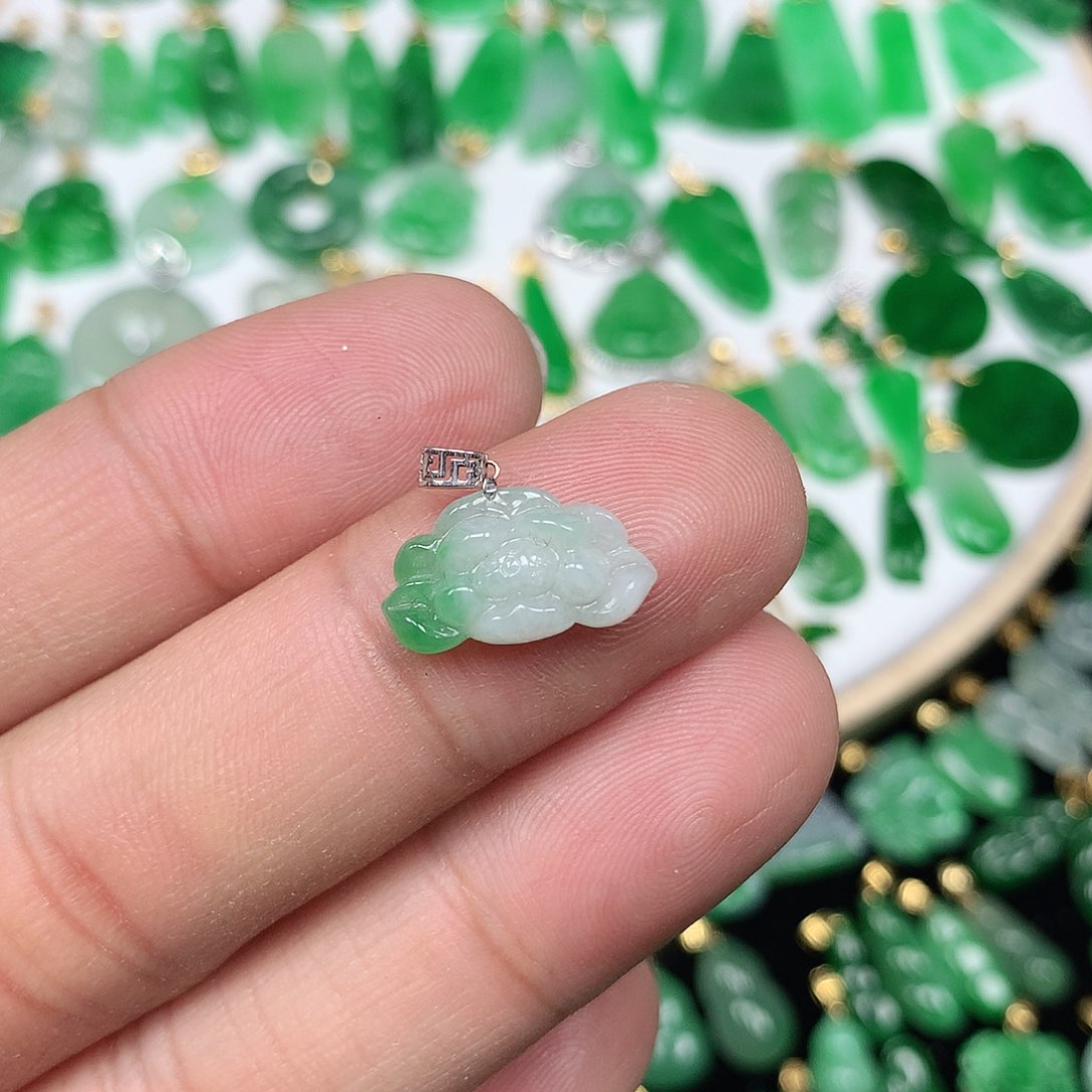 翡翠配石18K金扣头 小巧精美飘阳绿小莲花