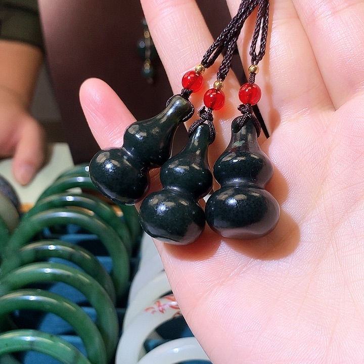 吊坠(赠链)未镶嵌和田玉（青玉）葫芦吊坠