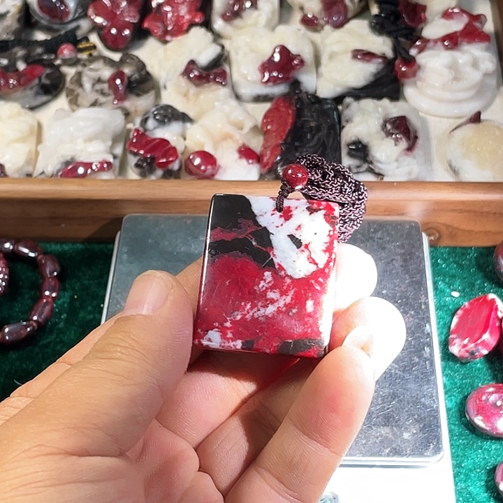 天然辰砂原石首饰