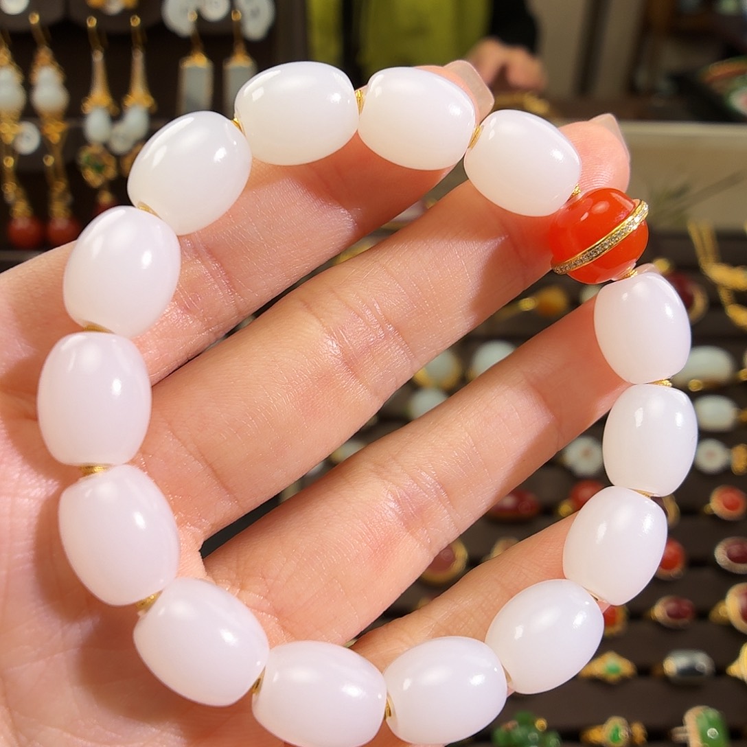 颈饰18K金镶嵌和田玉