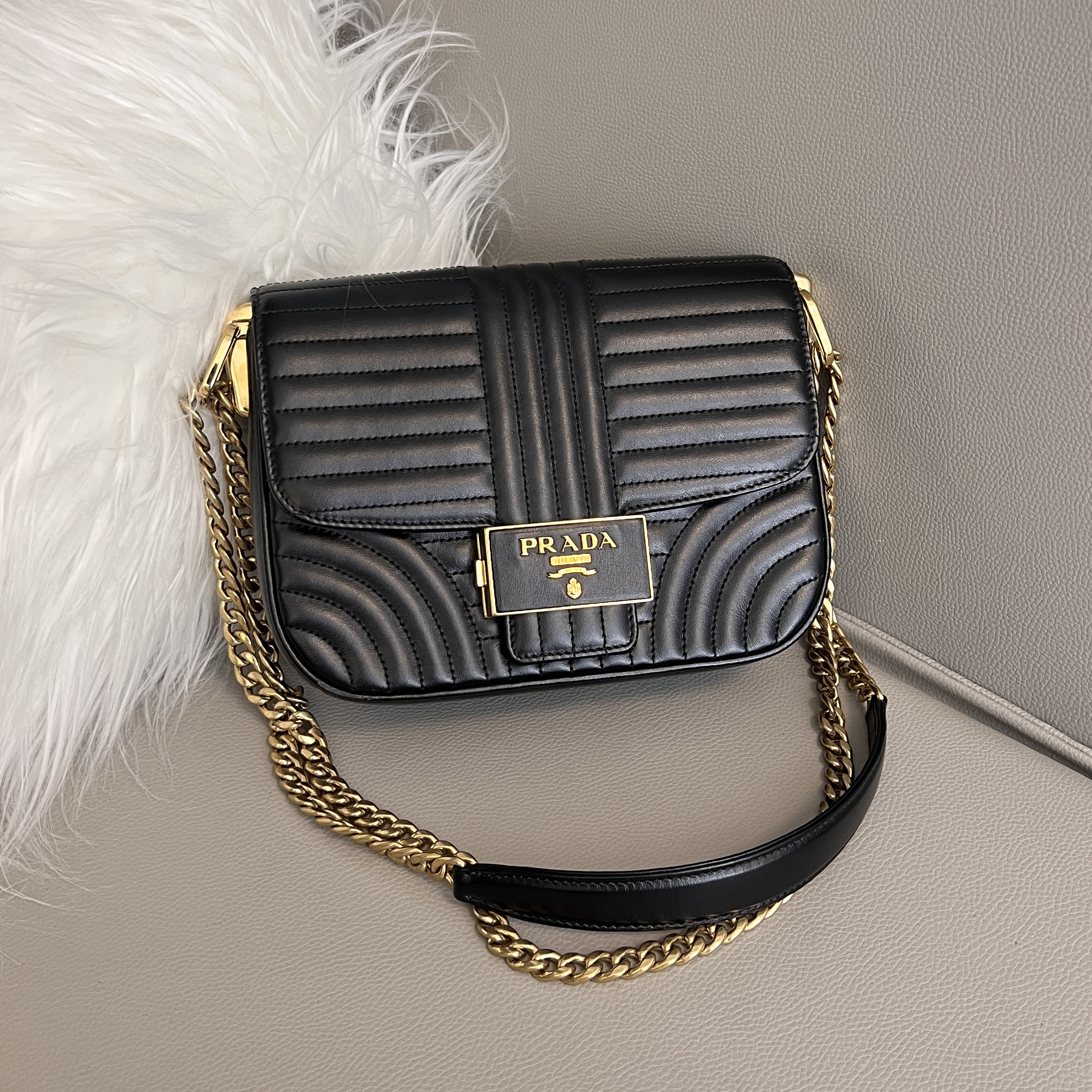 95新 Prada/普拉达 单肩斜挎两用黑色缝线牛皮翻盖邮差马鞍链条包