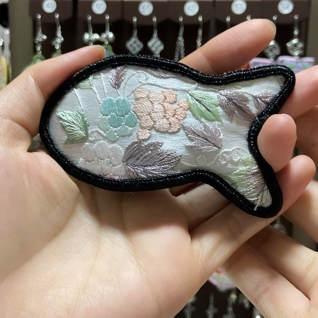 织绣发夹。       发夹