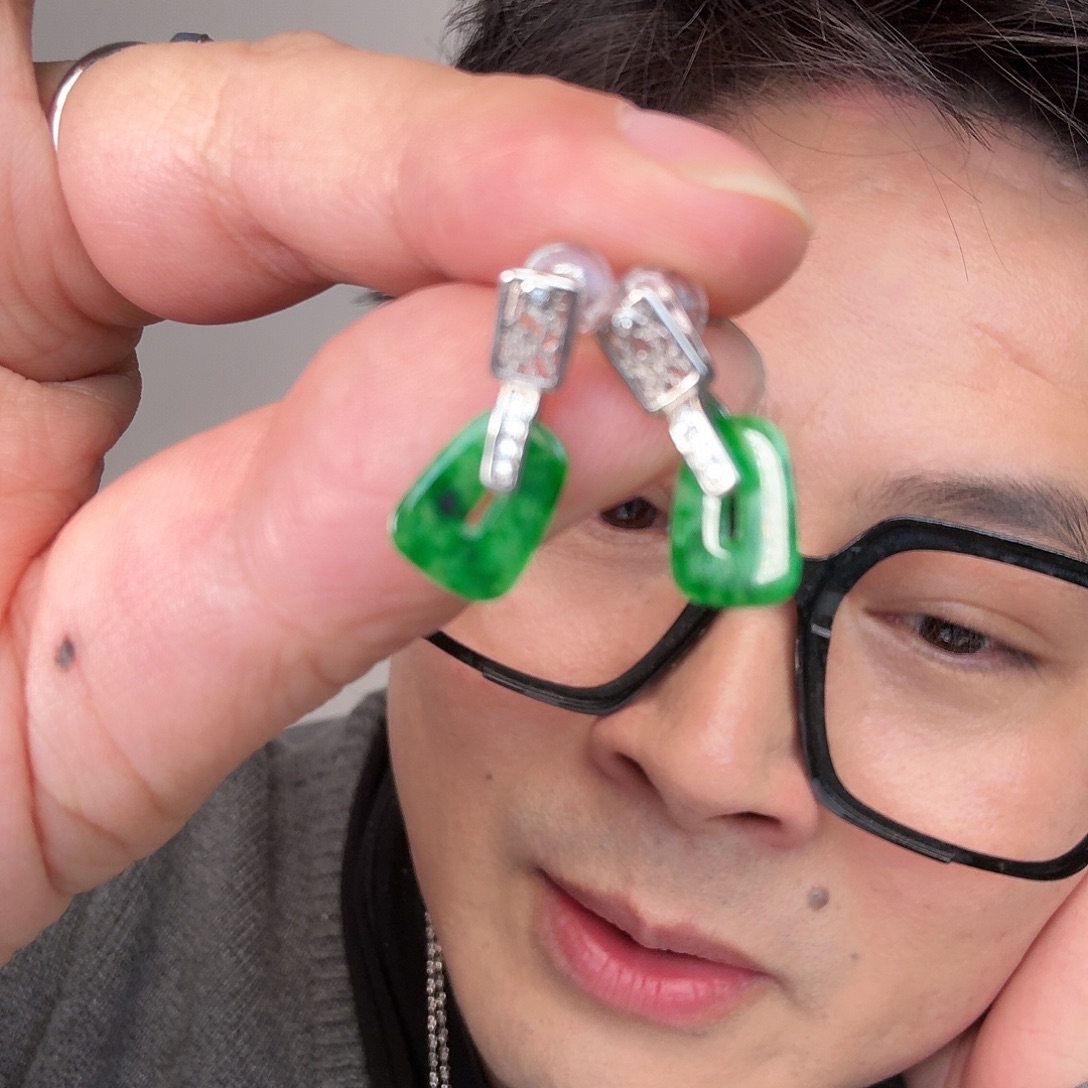 翡翠未镶嵌颈饰一对