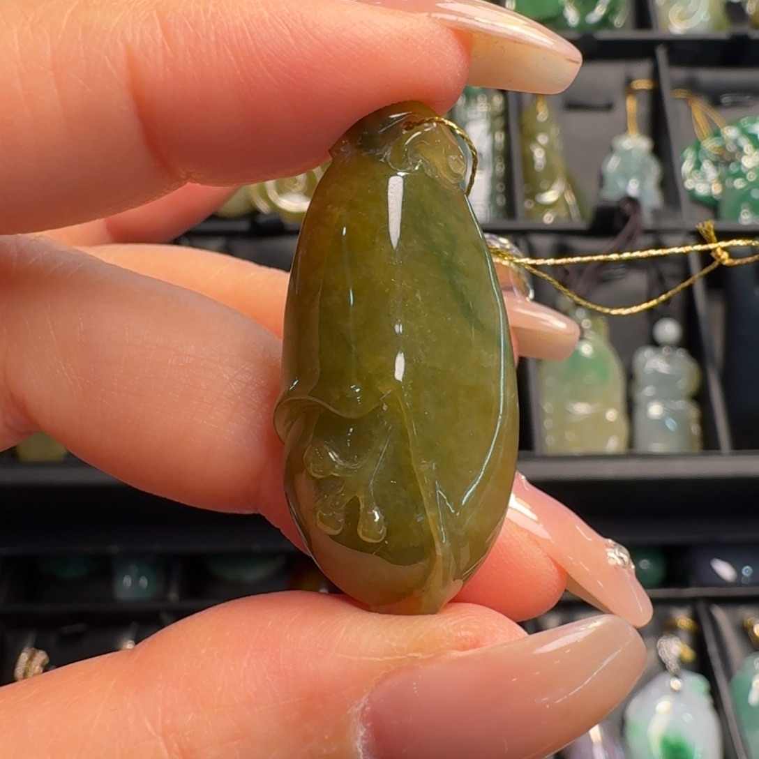 翡翠未镶嵌颈饰玉兰花