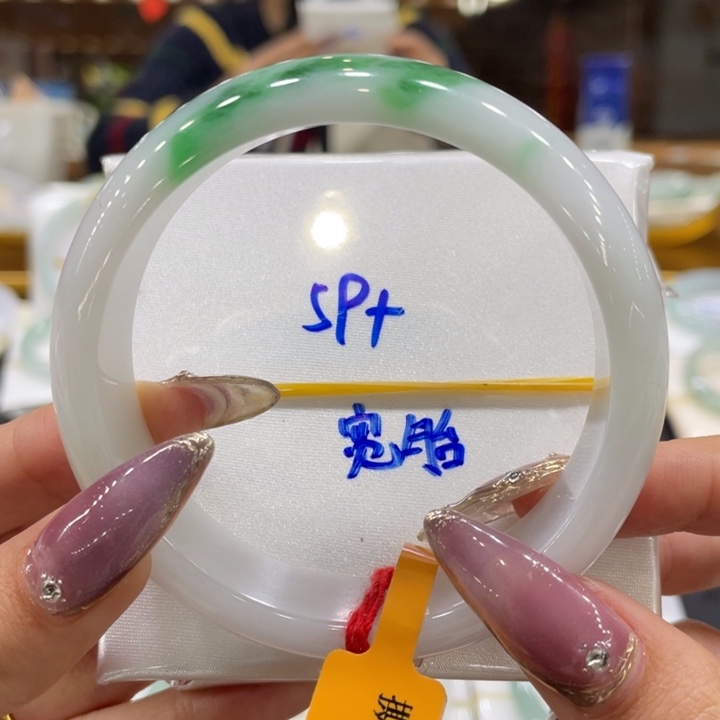 翡翠手镯未镶嵌翡翠