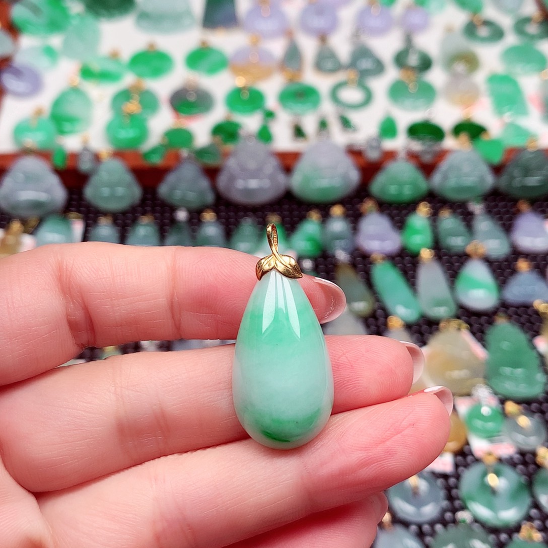 翡翠18K金镶嵌颈饰