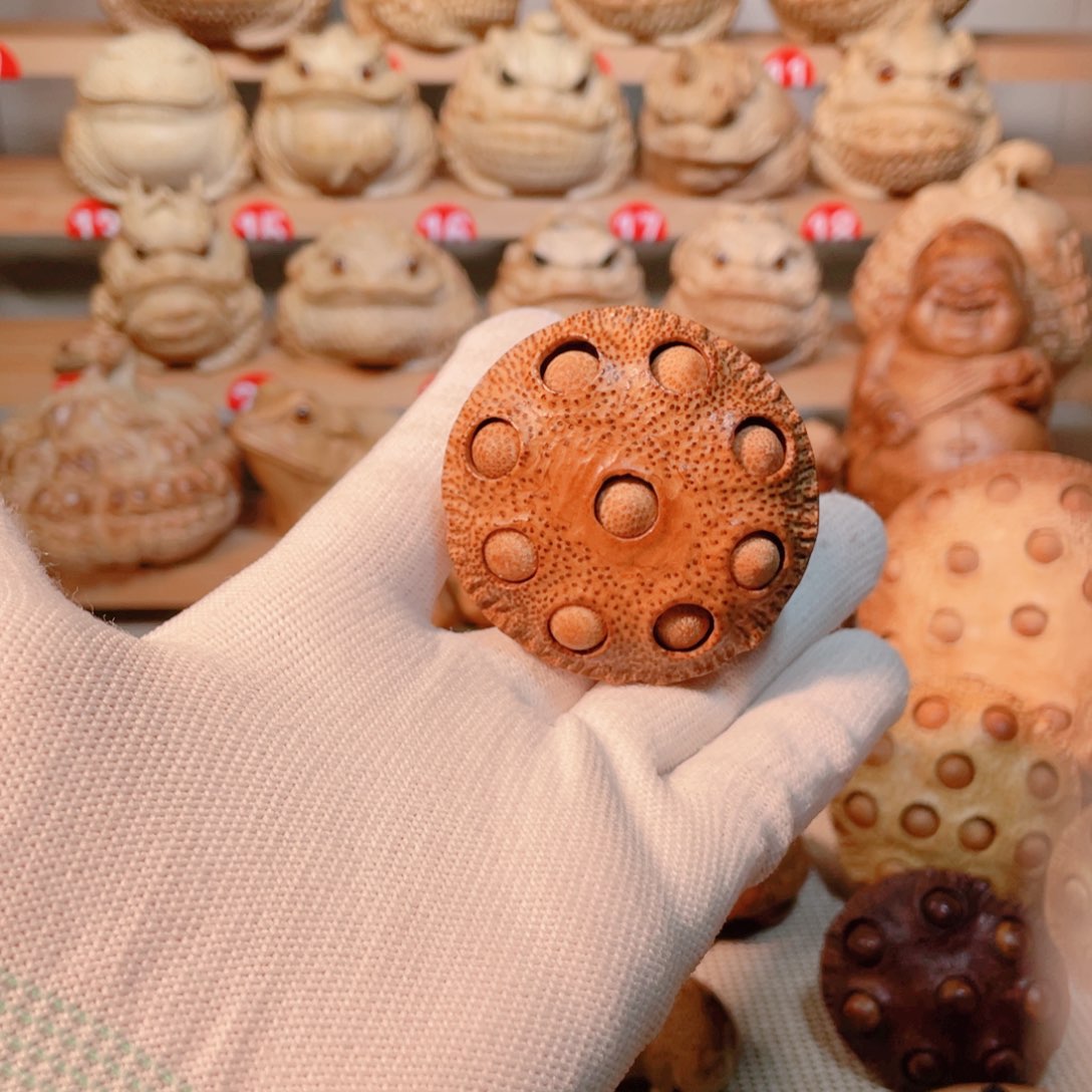 竹根雕老料莲蓬手把件