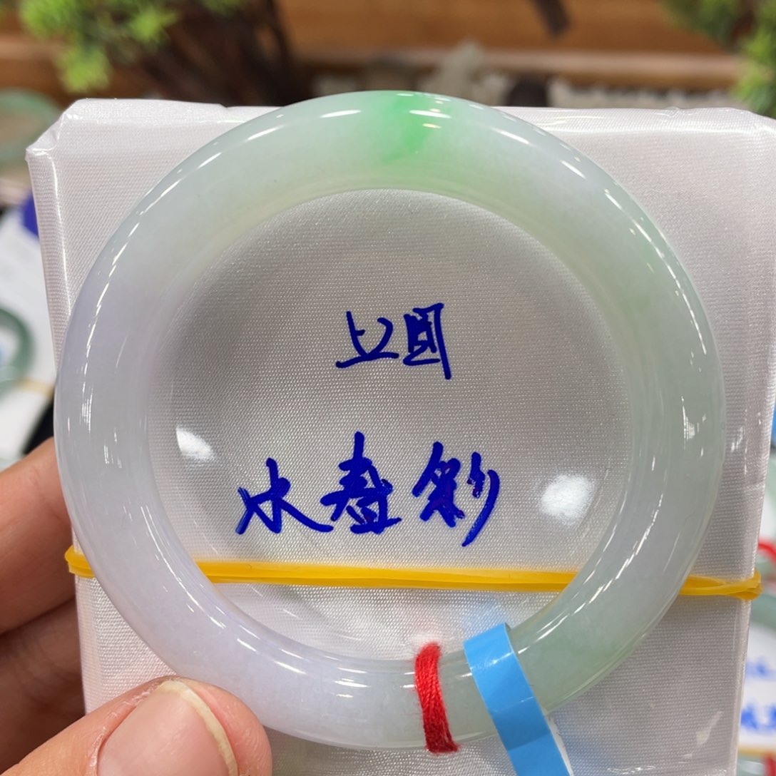 翡翠手镯未镶嵌翡翠