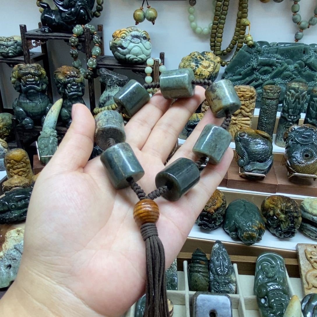 未镶嵌岫岩河磨玉（透闪石质玉）把件