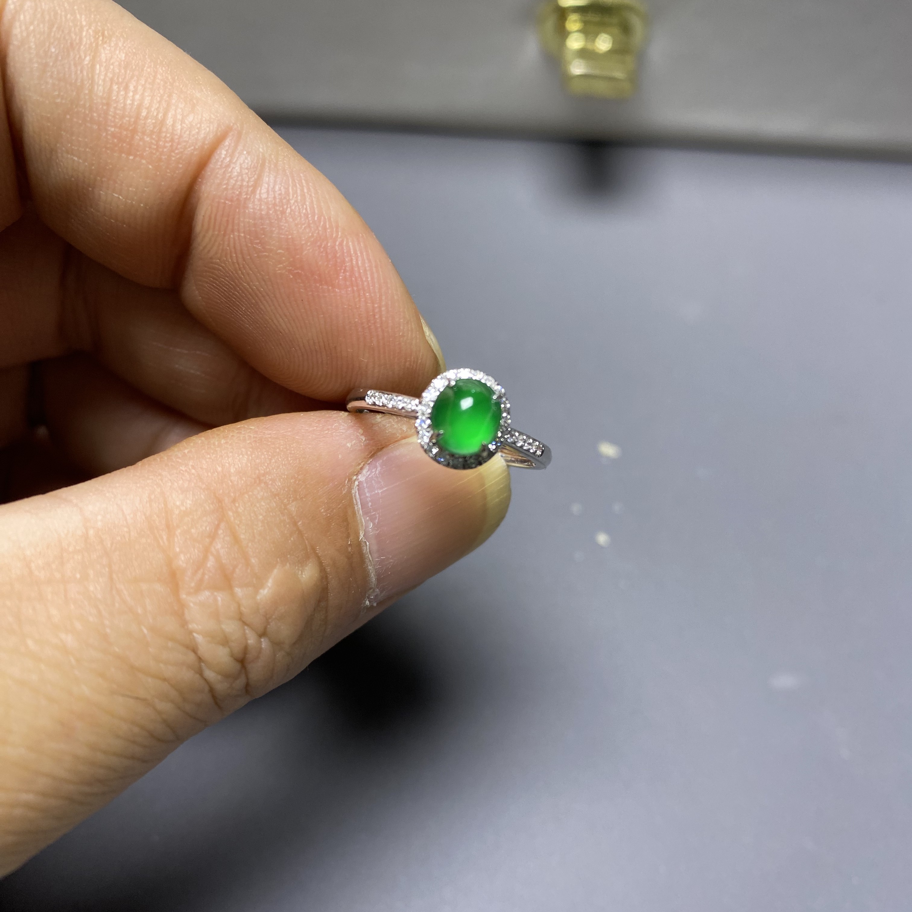 缅甸翡翠A货浓阳绿18K金戒径6+厚3高冰冰阳绿时尚简约气质女款