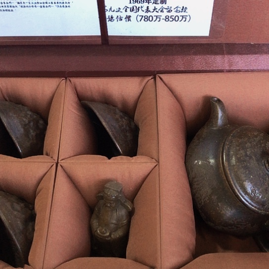 茶壶紫砂原矿泥料手工制作的一把紫砂壶。