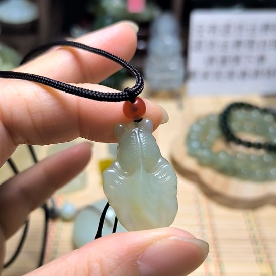 移***心蛇纹石玉未镶嵌颈饰