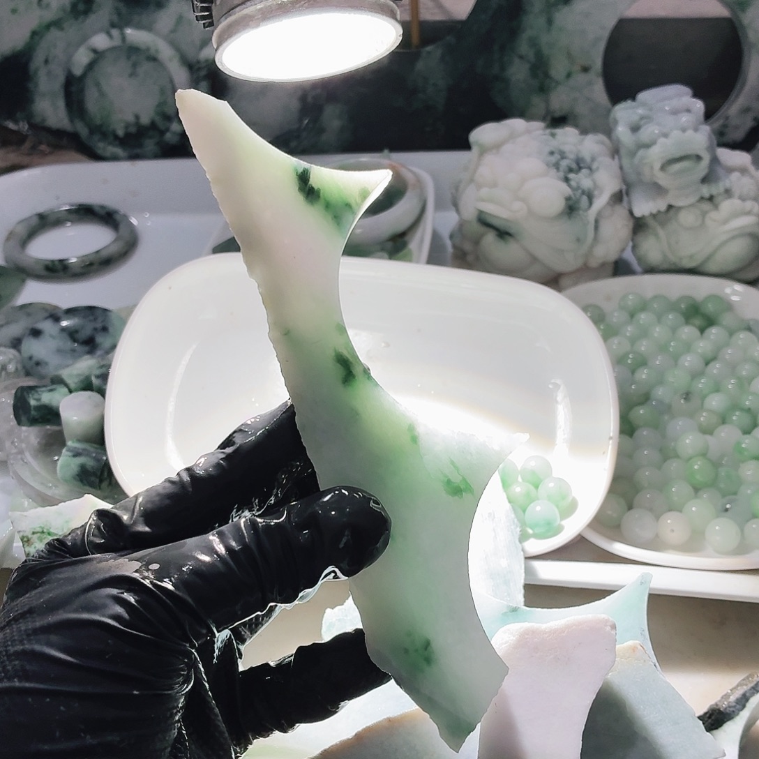 翡翠未镶嵌颈饰边角料