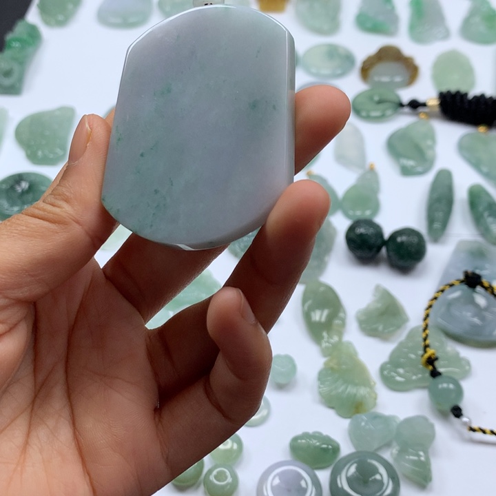 翡翠颈饰未镶嵌无事牌