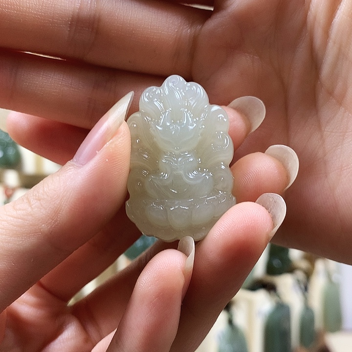 颈饰未镶嵌和田玉荔**L