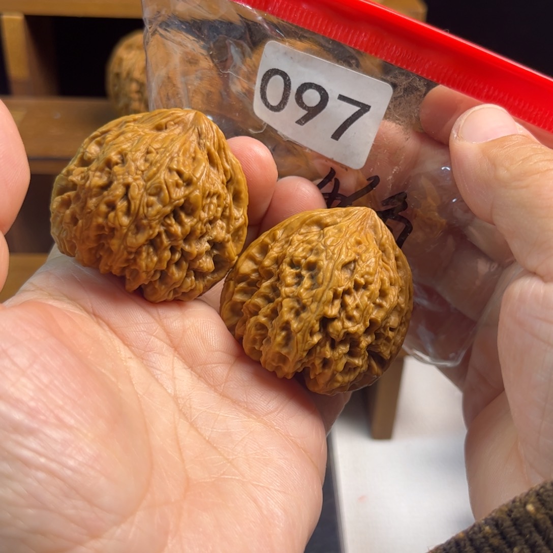 吊坠文玩核桃三角将姜黄皮42