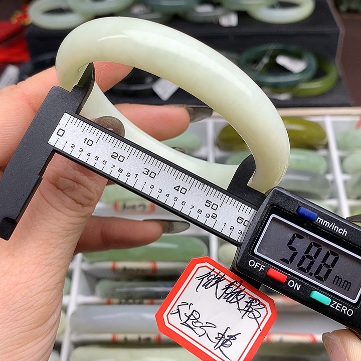 蛇纹石玉手镯未镶嵌1024