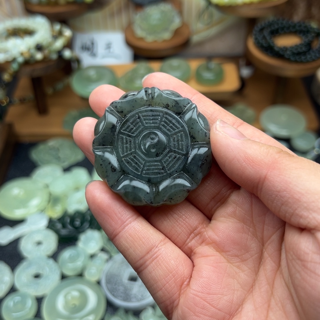 蛇纹石玉合金颈饰八卦